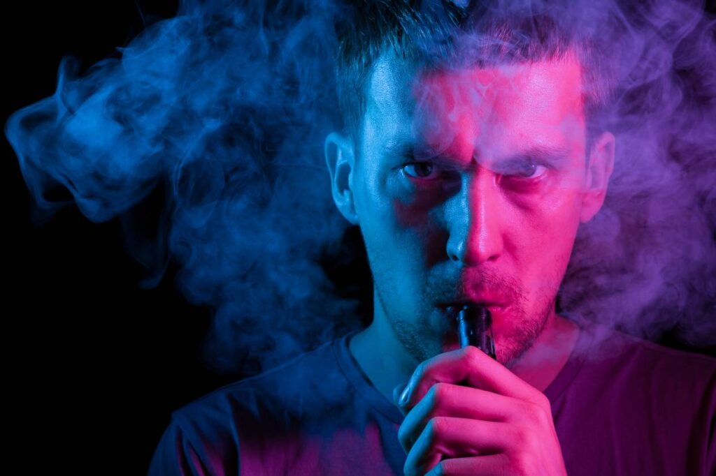 vapoteur et sa cigarette électronique